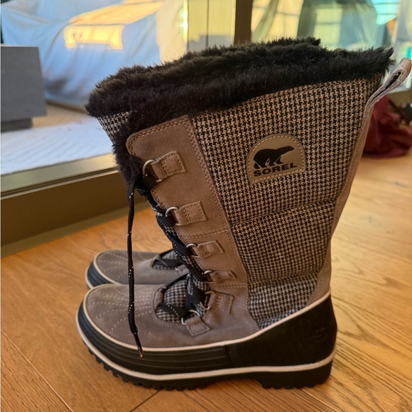 Sorel Women’s Black and Gray Houndstooth Winter Boots - Picture 1 of 4
